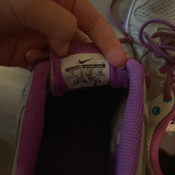 Women’s Nike shoes size 7 - Picture 5 of 5